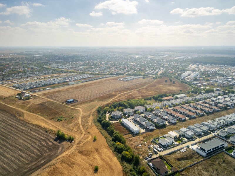 Tunari, teren dezvoltare.