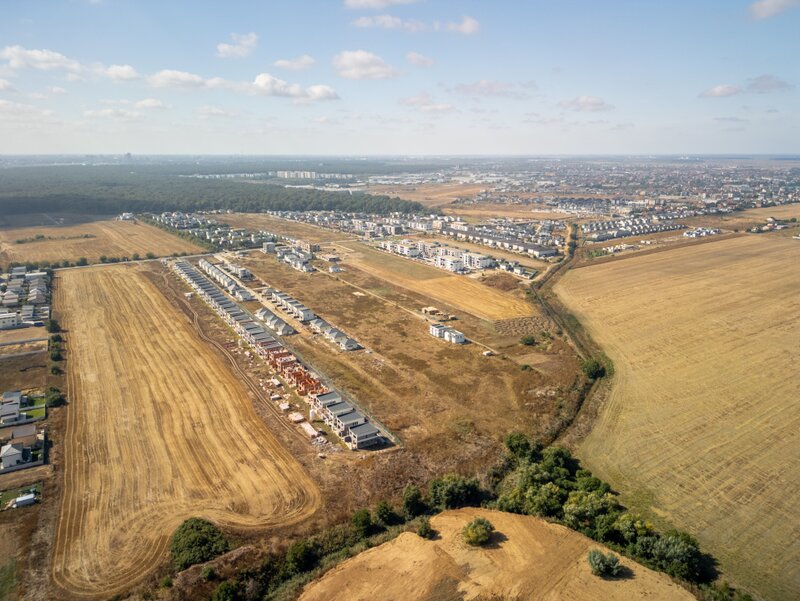 Tunari, teren dezvoltare.